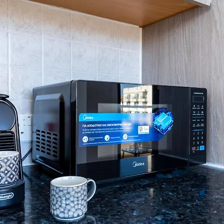 Averna - Breezy 2-br & Balcony In Λάρνακα