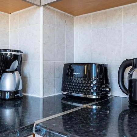 Averna - Breezy 2-br & Balcony In Apartamento