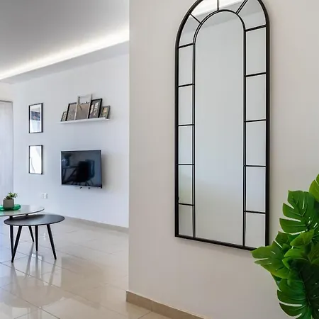 Averna - Breezy 2-br & Balcony In Apartment Larnaka