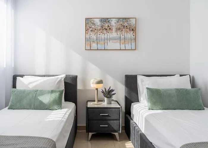 Averna - Breezy 2-br & Balcony In Διαμέρισμα Λάρνακα