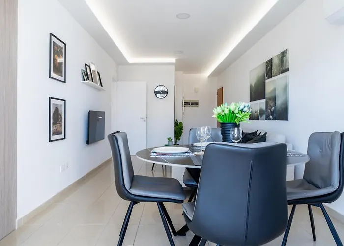 Διαμέρισμα Averna - Breezy 2-br & Balcony In *