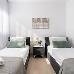 公寓 Averna - Breezy 2-br & Balcony In *