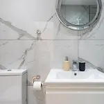 公寓 Averna - Breezy 2-br & Balcony In