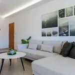 Averna - Breezy 2-br & Balcony In * 拉纳卡