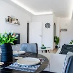公寓 Averna - Breezy 2-br & Balcony In *
