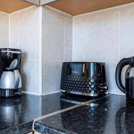 Averna - Breezy 2-br & Balcony In לרנקה