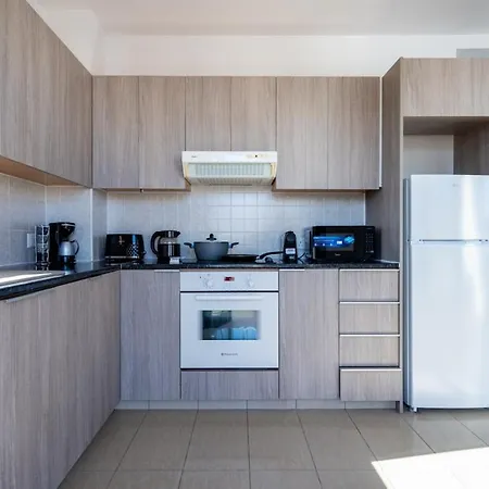 Averna - Breezy 2-br & Balcony In