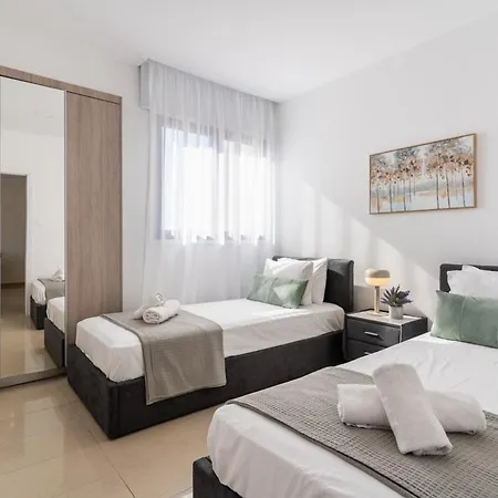 公寓 Averna - Breezy 2-br & Balcony In *