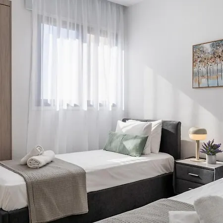 Averna - Breezy 2-br & Balcony In *