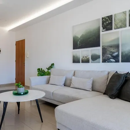 Averna - Breezy 2-br & Balcony In * 拉纳卡