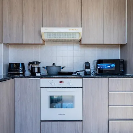 公寓 Averna - Breezy 2-br & Balcony In