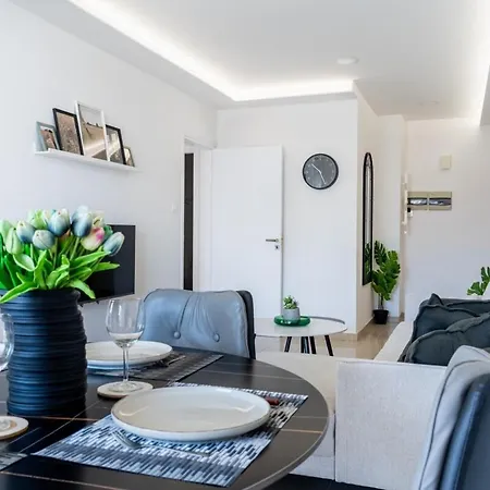 公寓 Averna - Breezy 2-br & Balcony In *