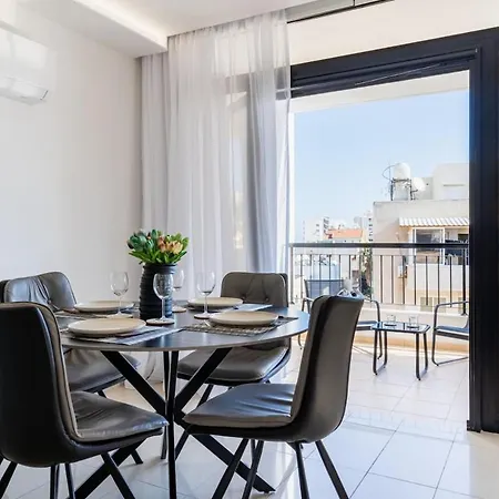 Averna - Breezy 2-br & Balcony In *