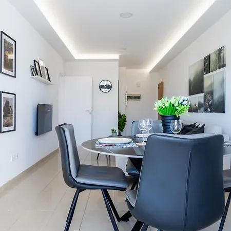 公寓 Averna - Breezy 2-br & Balcony In *