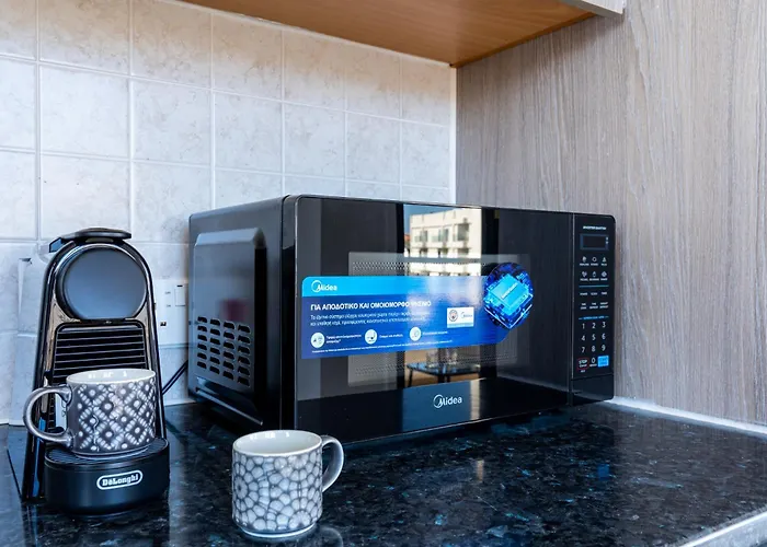 Averna - Breezy 2-br & Balcony In לרנקה