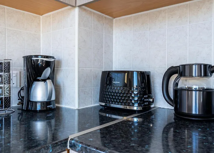 Averna - Breezy 2-br & Balcony In לרנקה