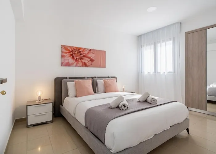 Averna - Breezy 2-br & Balcony In