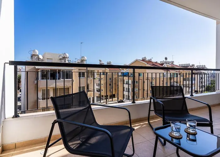 דירה Averna - Breezy 2-br & Balcony In