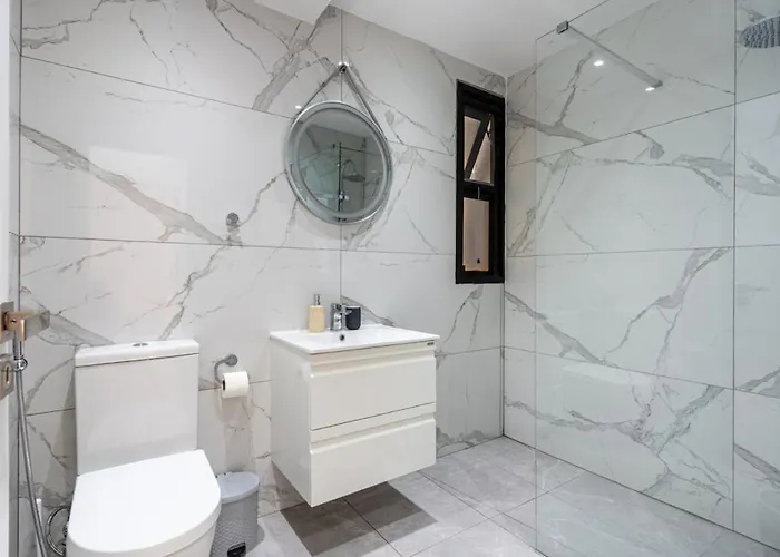 Averna - Breezy 2-br & Balcony In דירה