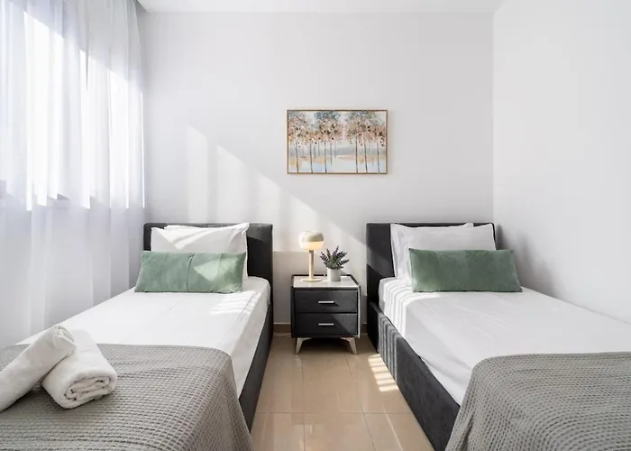 דירה Averna - Breezy 2-br & Balcony In *