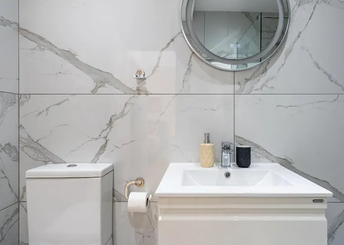 דירה Averna - Breezy 2-br & Balcony In