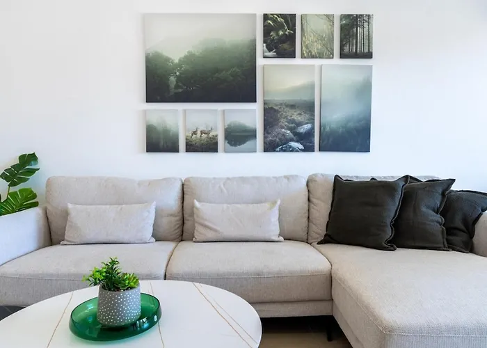 דירה Averna - Breezy 2-br & Balcony In *