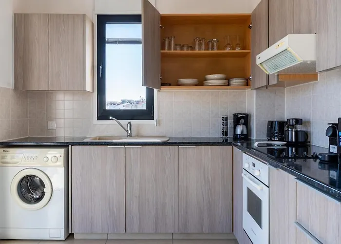 דירה Averna - Breezy 2-br & Balcony In לרנקה