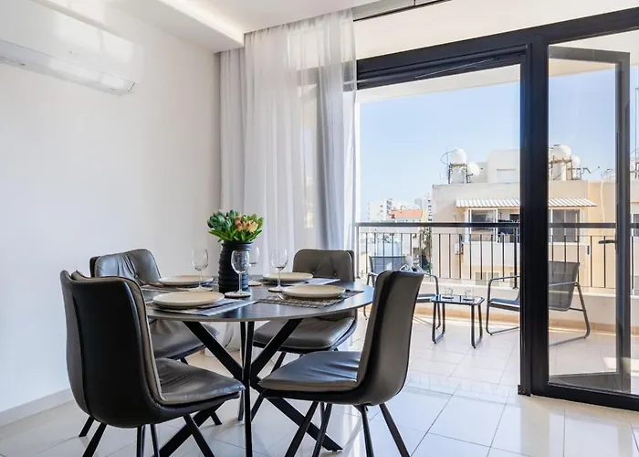 Averna - Breezy 2-br & Balcony In *