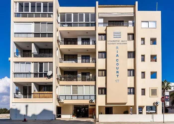 Averna - Breezy 2-br & Balcony In * לרנקה