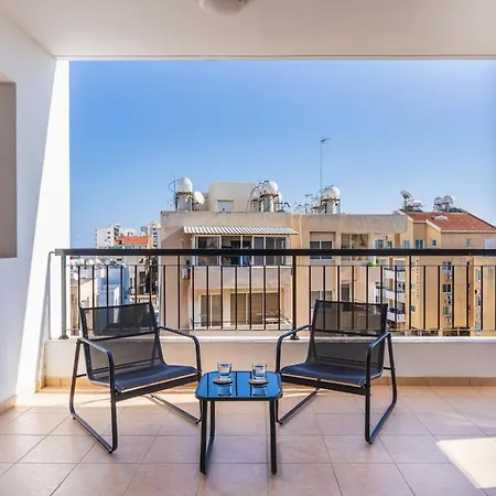 Averna - Breezy 2-br & Balcony In 拉纳卡