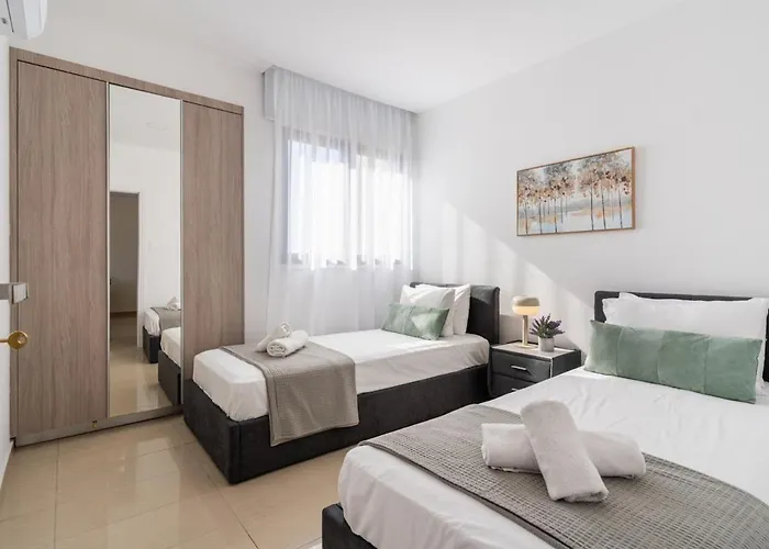 Lejlighed Averna - Breezy 2-br & Balcony In *