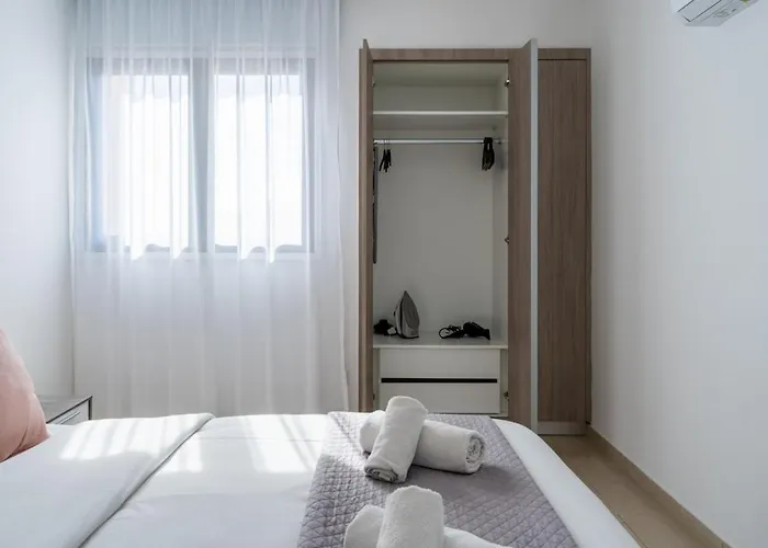 Averna - Breezy 2-br & Balcony In Lejlighed *