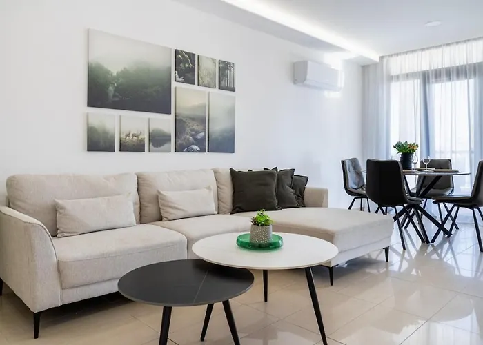 Averna - Breezy 2-br & Balcony In Lejlighed Larnaca