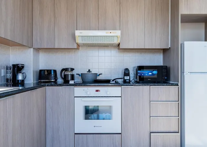 Lejlighed Averna - Breezy 2-br & Balcony In